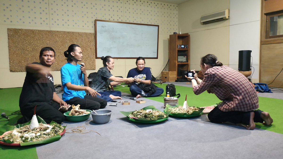 suluksurakartan's tweet photo. Upacara potong tumpeng dari perwakilan penggiat kepada mas Sabrang
#SSMei #3TahunSulukSurakartan https://t.co/k1oBI10ped