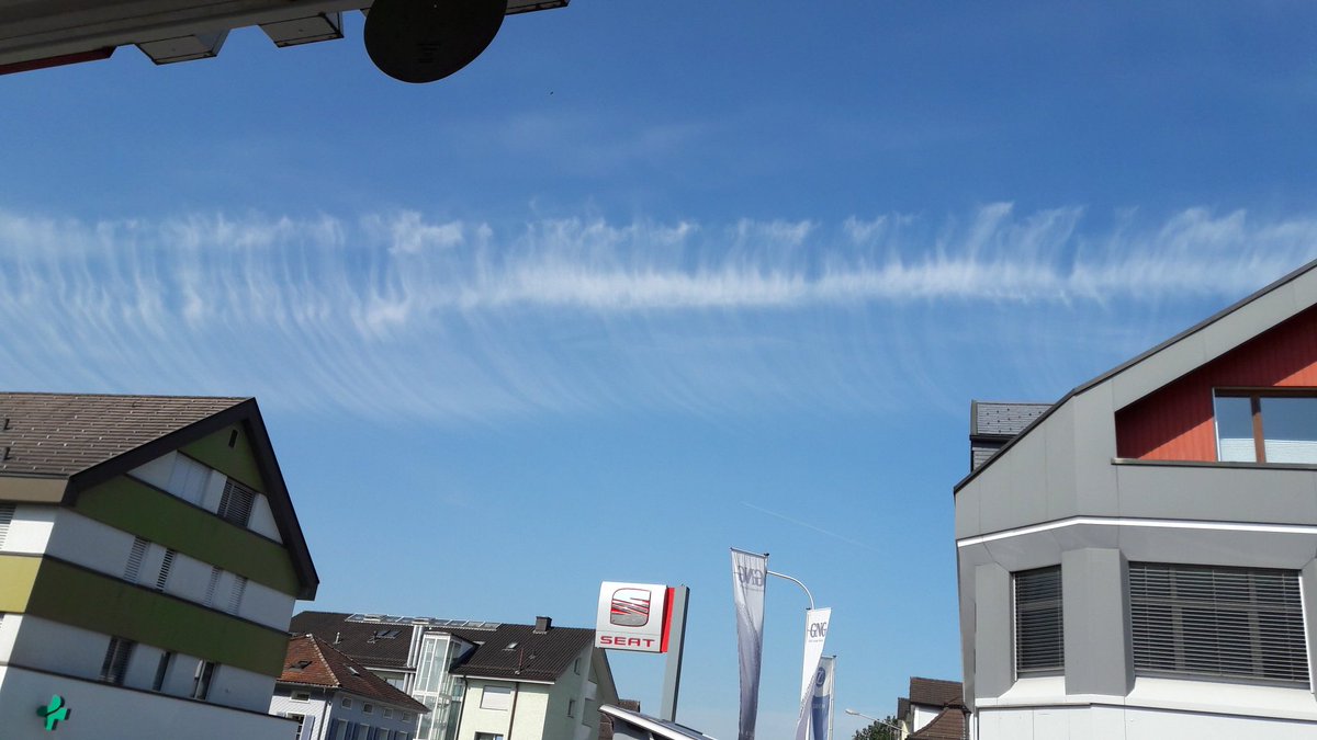 RNuolf's tweet photo. Heute diese spezielle Wolke über Gossau https://t.co/QcJxfxg697