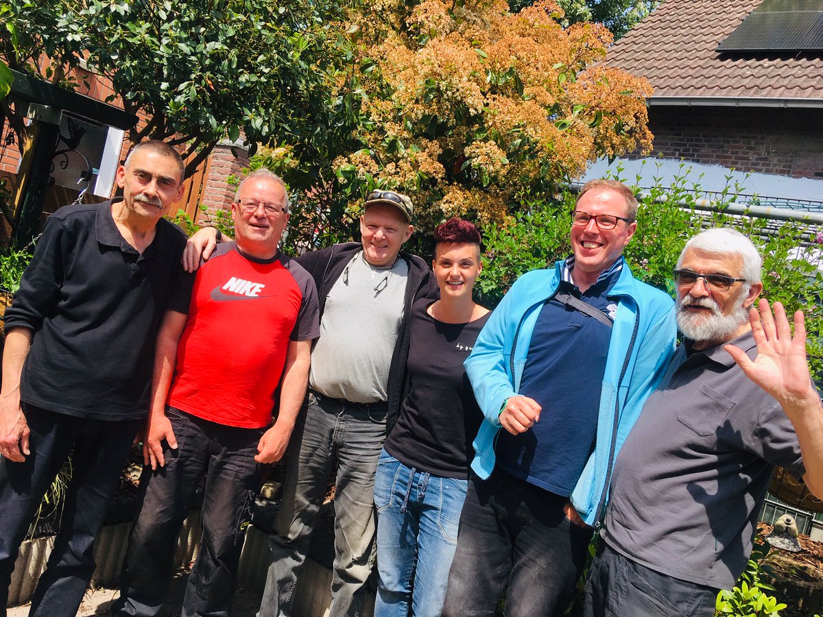 Vanochtend zijn er opnames gemaakt van ons #klussenteam. Het klussenteam en begeleider #BZW Ivana Vluggen hadden een drukke ochtend. Eerst werd er in de tuin gewerkt én gefilmd bij #WBC Schaesberg en vervolgens bij cliënt Jeffrey thuis. Het resultaat volgt binnenkort!