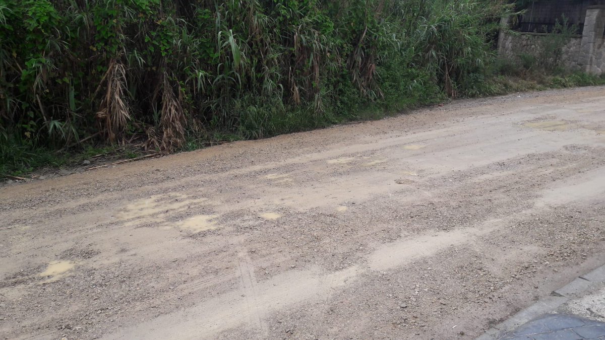 canlloses_spdr's tweet photo. Las obras de calles de Can Lloses, desafortunamente no cumplen con el standard de calidad para durar. Lamentamos que C/ Montnegre, arreglado ayer con tierra, ya presente este aspecto con la lluvia y no ver un resultado óptimo de la inversión.
@abigailgarrido 
@santperederibes https://t.co/JrRKIZAYPA