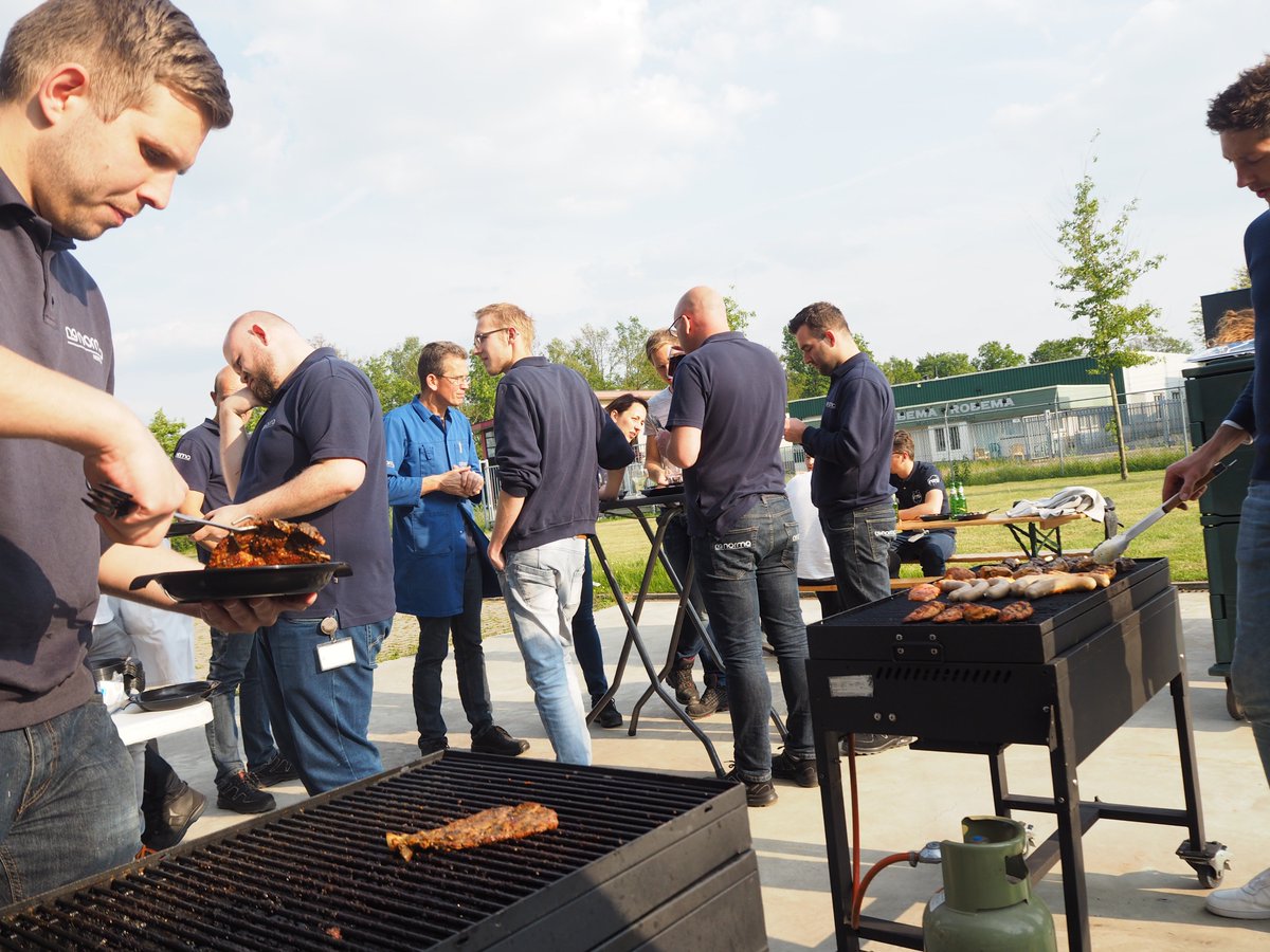 NTSGroupNL's tweet photo. Gisteren vond het 2e Young NTS evenement plaats bij NTS Norma Hengelo. Na een introductie en rondleiding door de fabriek, werkten 40 young professionals in een Lean game samen om volgens specificatie torens te ontwerpen en samenstellen. De middag eindigde met een barbecue. #YNTS https://t.co/JWVNBrzXrp