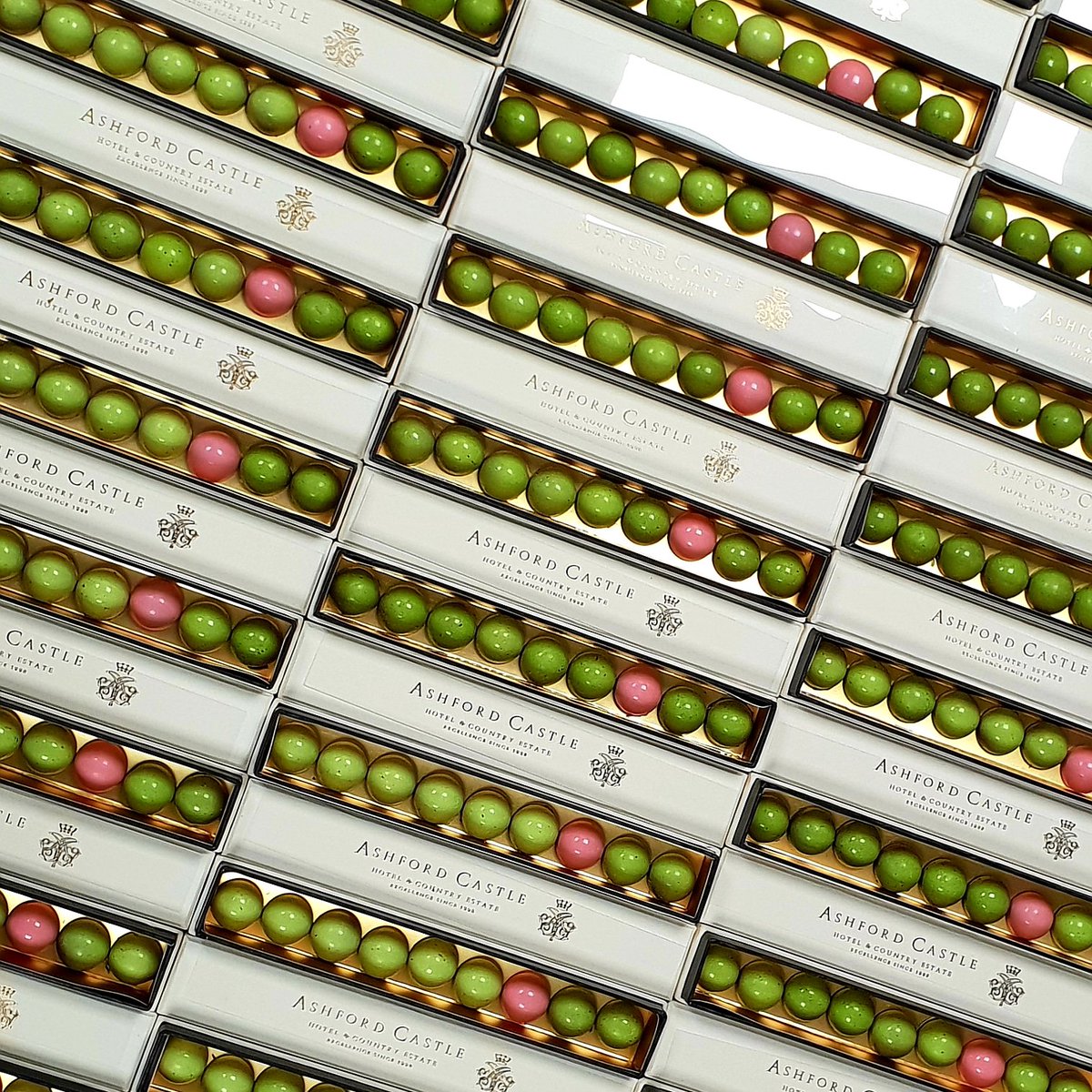 paulapastry's tweet photo. Creating Special Moments for our Guests Today......
#CreatingWithMeaning
#Vegan #Amenities
@ashfordcastle @redcarnationhotels
#valrhona #ValrhonaUk #Vegan #VeganChocolates #Illanka #StrawberryInspiration #Inspiration #Inspire2019
#maketravelmatter
#makeitpossible https://t.co/slJdqCCFOt