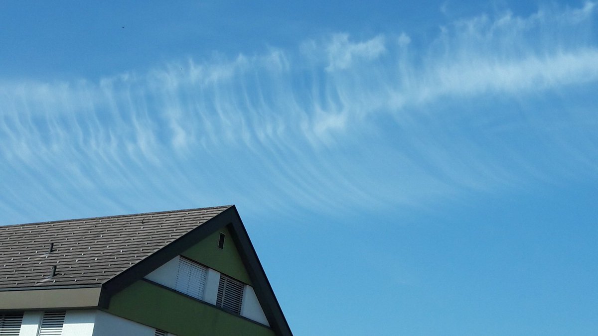 RNuolf's tweet photo. @srfmeteo spezielle Wolke heute Morgen über Gossau SG https://t.co/ZdDO2iEVb7