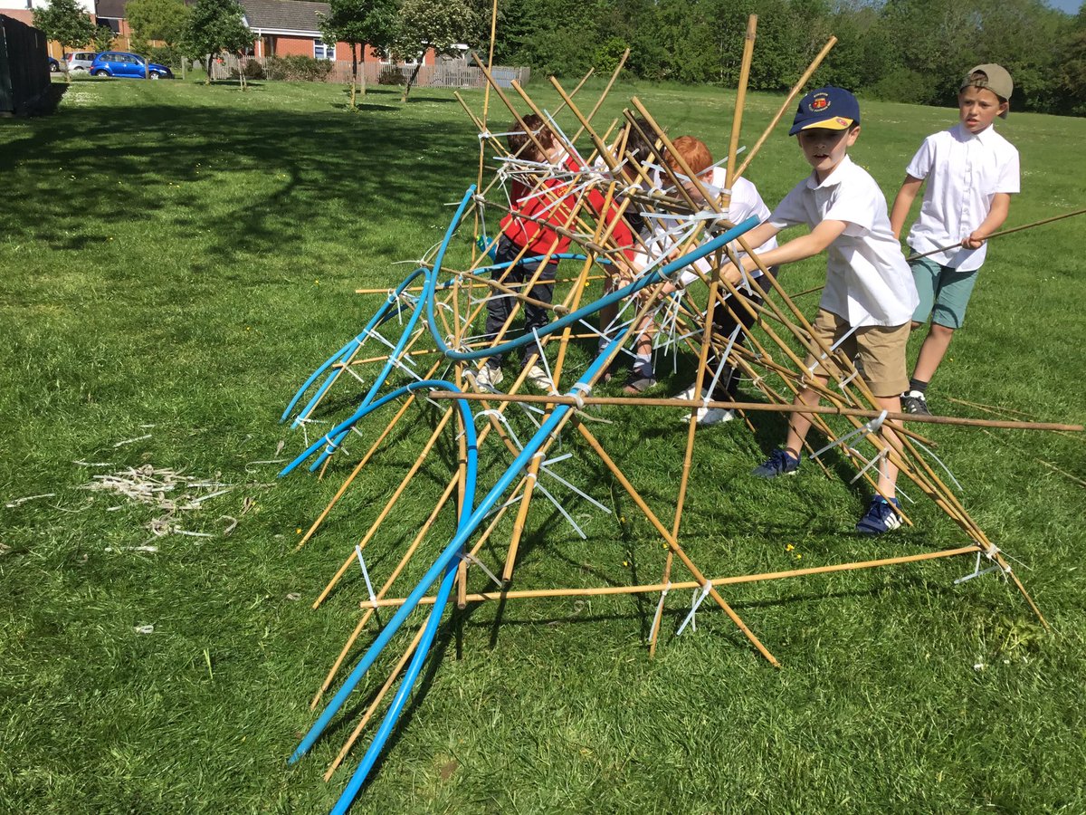 KPSyear4's tweet photo. Not sure we had many dry @KPSyear3 or @KPSyear4 this morning. Great team work and a huge amount of fun! Thank you @DenBuilding ! @KinetonPrimary #emptyclassroomday https://t.co/JolSuvf7wR