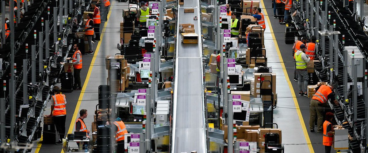 cedricgrossmann's tweet photo. Amazon gamifie l'enfer de ses entrepôts : s'épuiser en s'amusant... https://t.co/WlFpsueZ34 #retail #gamification https://t.co/piCMIvxseC