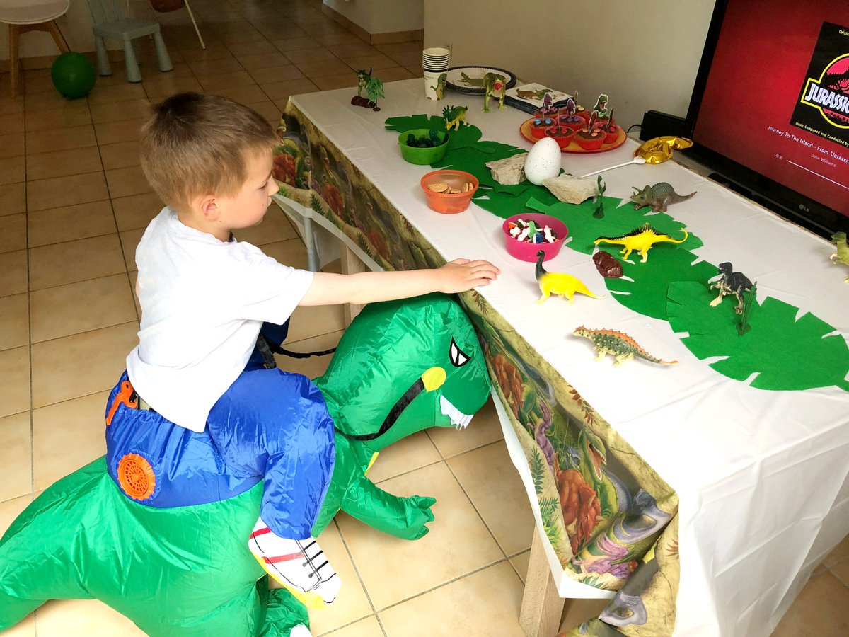 VireesdeJenny's tweet photo. Qui dit anniversaire sur le thème dinosaure, dit décoration, activités, gâteaux sur ce thème. Je vous laisse découvrir cela dans mon nouvel article
-> https://t.co/KqqDmyRZ49
#anniversaire #party #fête #dinosaure #enfant #blog #blogmaman #décoration #activité #blogsandcops https://t.co/wua2aEM3BG
