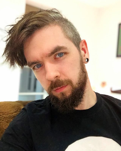 Jacksepticeye's tweet photo. My first instagram picture vs my latest! https://t.co/0WtdXIweYy