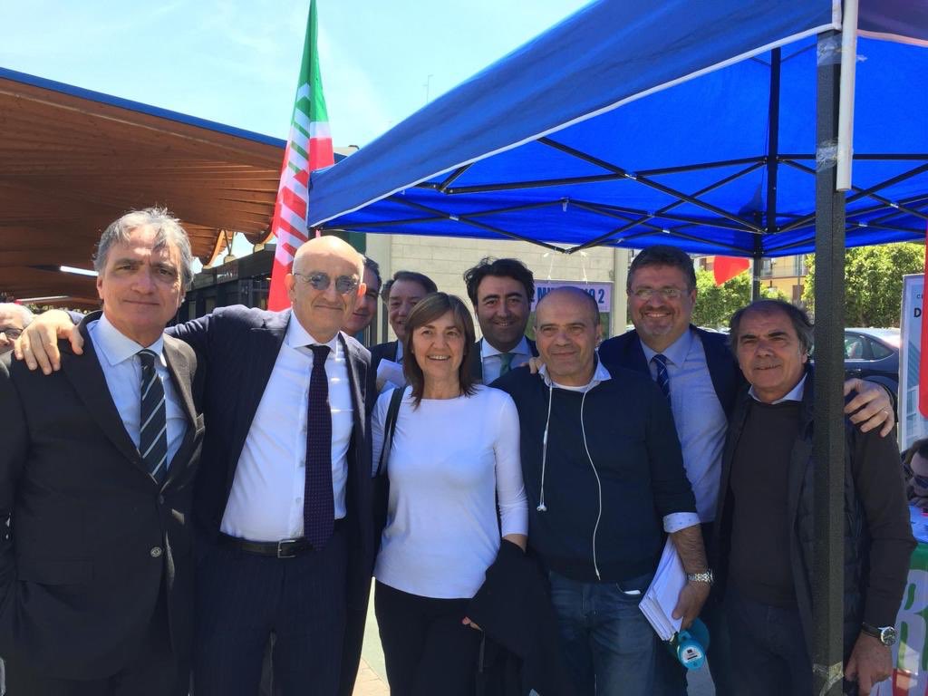 renatapolverini's tweet photo. #Bari #Mercato Santa Scolastica con il nostro candidato #Presidente del II Municipio i dirigenti di @forza_italia e i candidati #ComuneBari e #Municipi con @fp_sisto @GruppoFICamera @MauroDattis #votaForzaItalia #ElezioniEuropee #scriviberlusconi https://t.co/6cvweKZgVJ