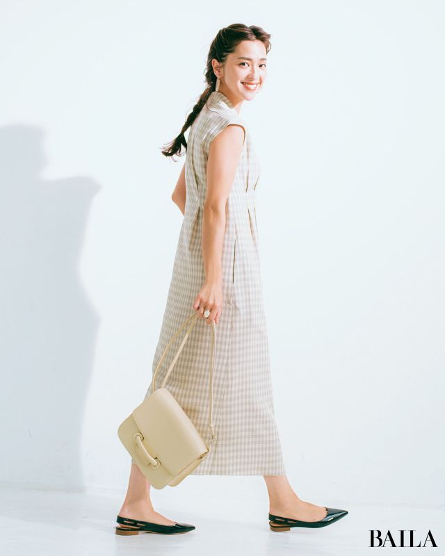 Baila バイラ チェック柄ワンピを今っぽく着るなら足元選びが大事 フラット靴なら印象チェンジのふり幅も広い チェック柄 ワンピ フラット靴 の今っぽい着こなしを教えます ワンピース フラットシューズ フラット靴 足元コーデ T Co
