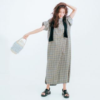 Baila バイラ チェック柄ワンピを今っぽく着るなら足元選びが大事 フラット靴なら印象チェンジのふり幅も広い チェック柄 ワンピ フラット靴 の今っぽい着こなしを教えます ワンピース フラットシューズ フラット靴 足元コーデ T Co