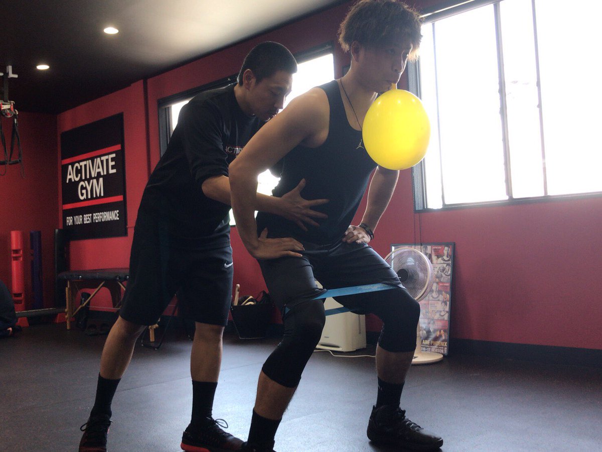 tomonobu1109's tweet photo. 今日はアツさんと一緒にACTIVATE GYMにてストレングストレーナーの山地さんに体幹や呼吸の仕方、臀部などを中心にトレーニングしていただきました。
良いトレーニングが出来ました。
#bリーグ #三遠ネオフェニックス #activategym #浜松 #山地輝幸 #ストレングストレーナー #太田敦也 #感謝 https://t.co/LqVLi8OgTD