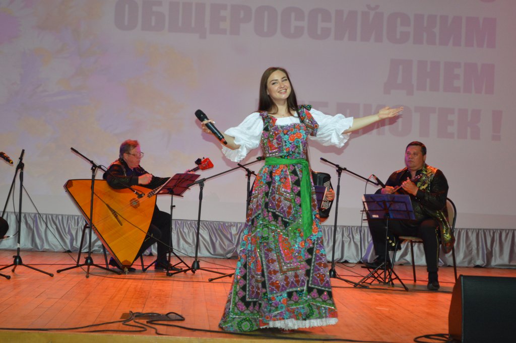 Марта Серебрякова и ансамбль народных инструментов «Губернiя», а также солист эстрадно-джазового ансамбля «Экспресс-бэнд» Александр Ренуар выступили в Пензенской областной библиотеке имени М. Ю. Лермонтова в рамках празднования Общероссийского дня библиотек.
