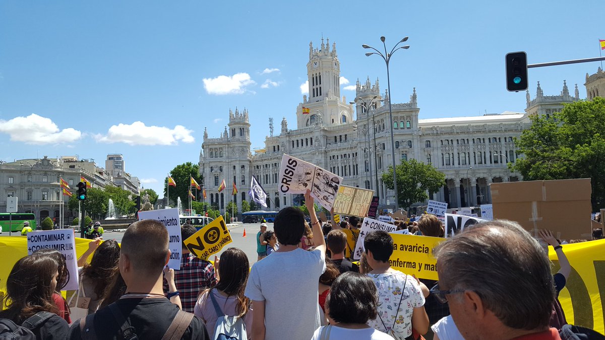 jlnietobueno's tweet photo. Porque no hay planeta B, una multitud de personas hemos alzado nuestro grito desesperado para urgir a actuar.
#FridaysForFuture 
#JusticiaClimática 
El 26M #VotaBonito 
#VotaMásMadrid https://t.co/DS1kytmagw