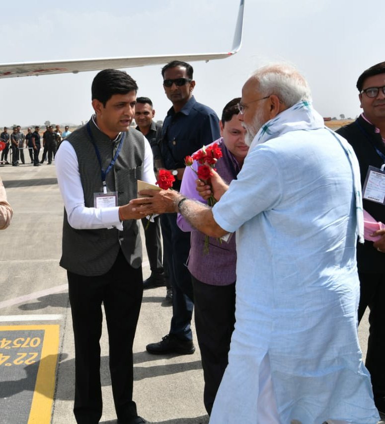 advpushyamitra's tweet photo. सदी के नायक ,विजयी भारत के नेता श्री @narendramodi  से मिलकर बधाई एवं  शुभकामना देने का अवसर मिला। #VijayiBharat https://t.co/N8AR7ozoP5