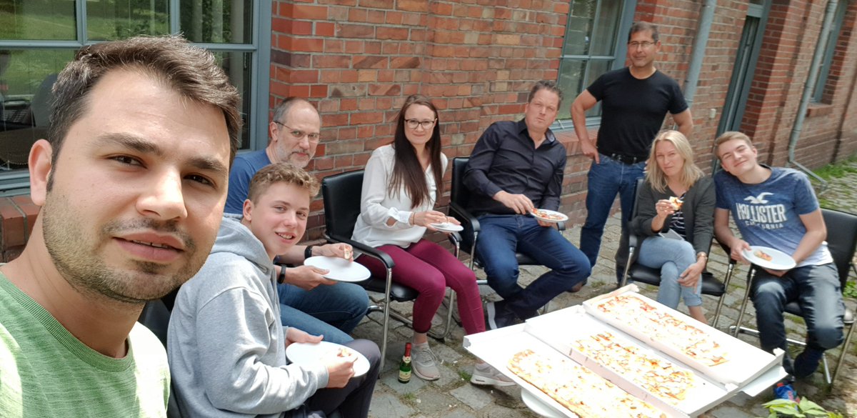 REALCLOUD_de's tweet photo. #HappyFriday vom Team #REALCLOUD 😎#PizzaDay #teamplayer #theplacetobe https://t.co/4o0DVMZx5R