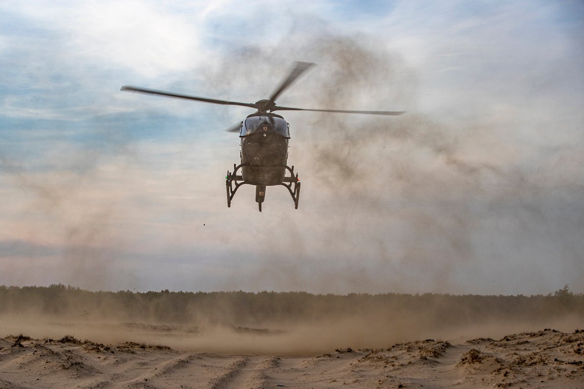 bundeswehrInfo's tweet photo. Management by #helicopter : Sand in der Luft erschwert die Sicht der #Piloten massiv. Staublandungen gehören deshalb zu d. schwersten Ausbildungsinhalten der #FAIPS. Welche Erfahrungen die angehenden Fluglehrer in Schnöggersburg gesammelt haben, seht ihr auf Instagram & Facebook. https://t.co/ZQ0uKdIEpD