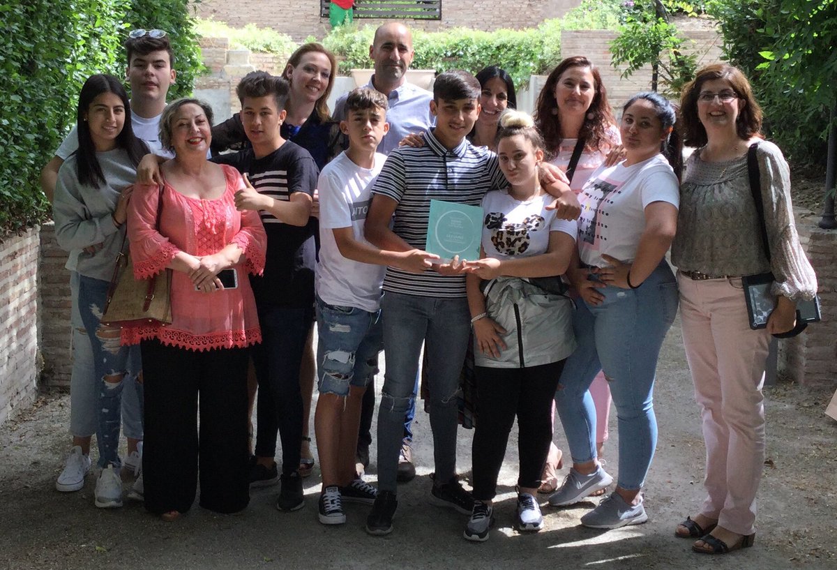 24-05-2019 Hoy el #IESLaPazGranada recibe el Primer Premio de Buenas Prácticas Educativas del <a href="/aytogr/">Ayuntamiento de Granada</a> Felices por el proyecto ganador, trabajo colaborativo de toda la Comunidad Educativa #TejiendoRedesLaPaz <a href="/cepdegranada/">CEP de Granada</a> <a href="/BECREAGR/">Red BECREA Granada</a> <a href="/UgrSolidaria/">UGR SOLIDARIA</a> @EcoescuelasAND <a href="/HospitalariasGr/">Hospitalarias Fundación Purísima Concepción</a>