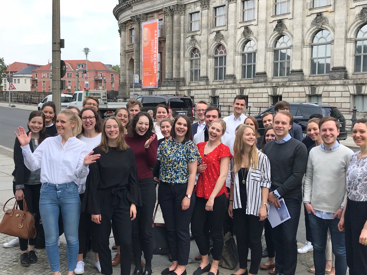 Was für eine großartige Truppe bei unserer diesjährigen #summerschool – super, dass ihr dabei seid! Gleich starten wir in die Case Studies. Wir freuen uns auf spannende Ideen und Diskussionen. #berlincalling