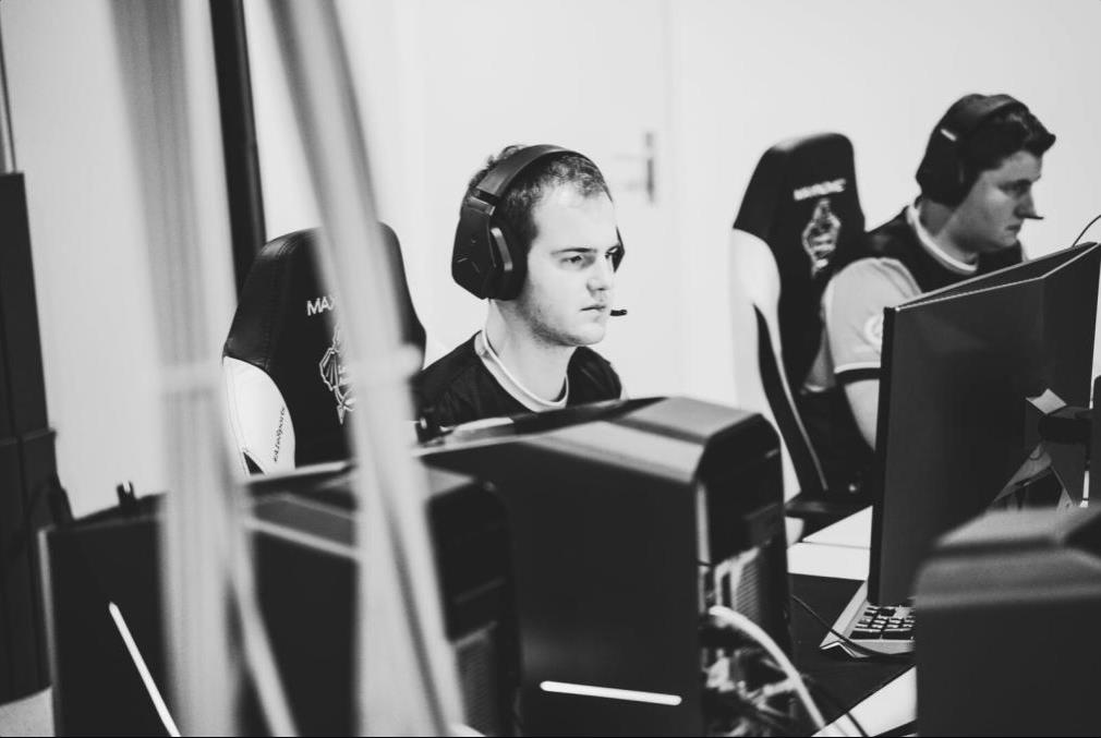 AustrianForce's tweet photo. Bei Rocket League geht es heiß zur Sache.
Wir spielen in der Rele von 24-26 Mai um die 1 Div der @NitroLeagueRL
am 24ten um 21:15 gegen a frosch,
am 25ten um 21:15 gegen @TKAAUT
am 26ten um 20:00 gegen #MissTheOpenNet
Live auf https://t.co/0yF9AXvNJw
#AFWIN #RocketLeague https://t.co/8LuGPNJprM