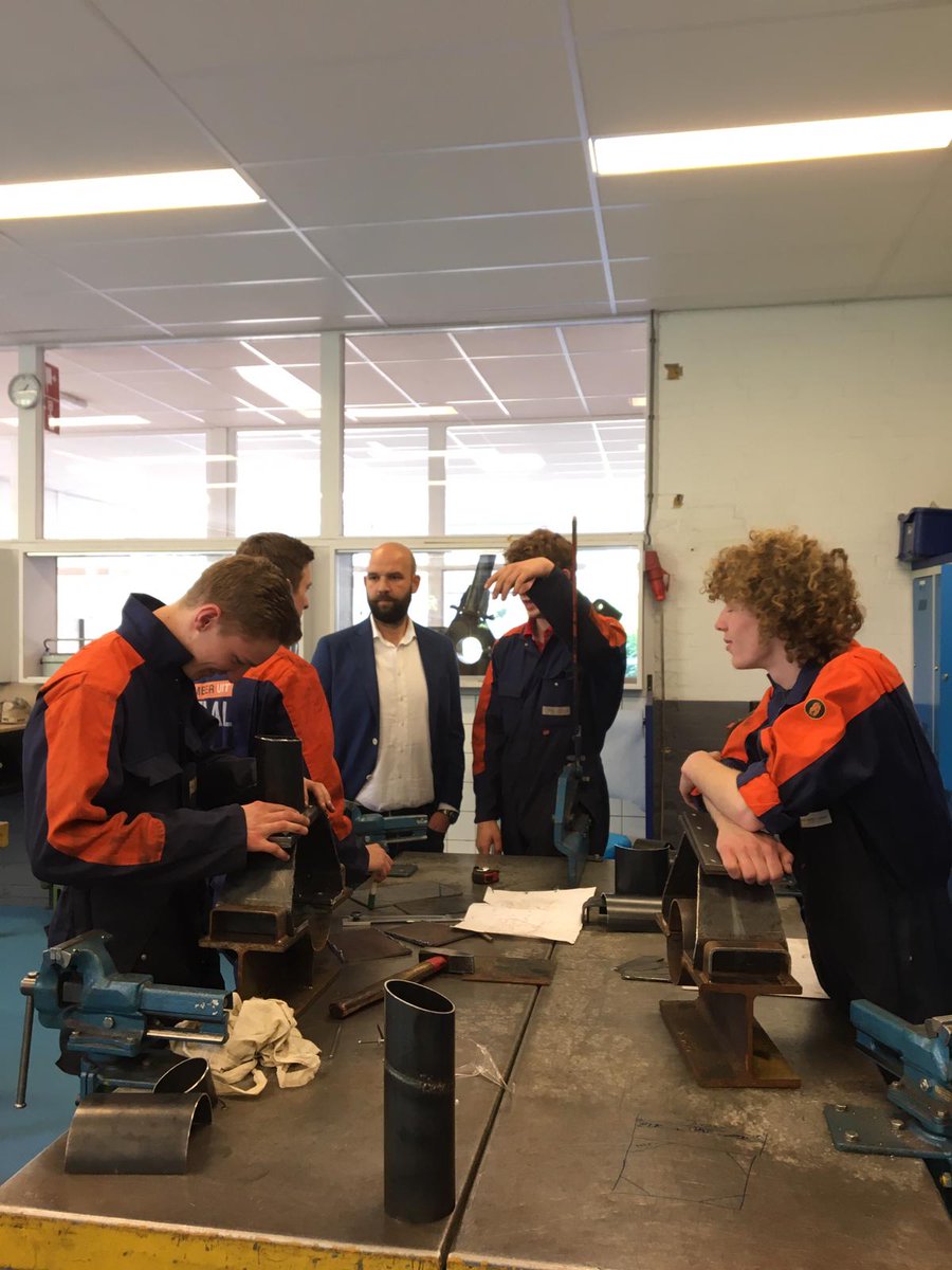 Tweede Kamerleden op bezoek op de TechCampus. #techcampusbruist. In gesprek met mbo en hbo instellingen over flexibel onderwijs en leven lang ontwikkelen.