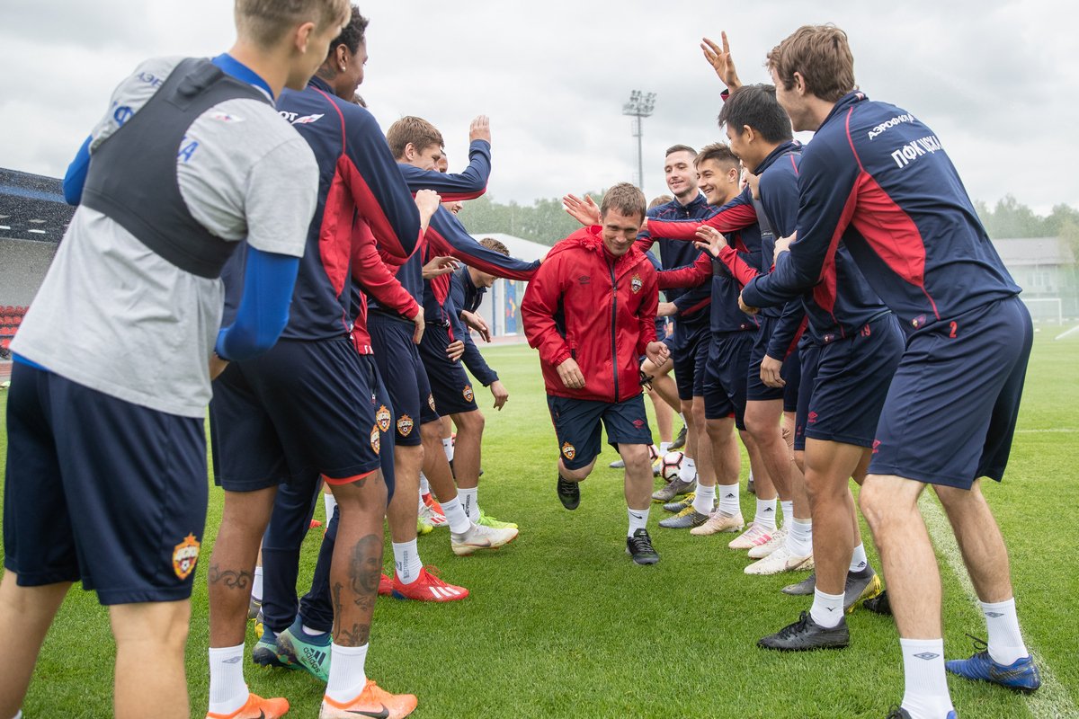 Даже главному тренеру не избежать поздравительного коридора после пополнения в семье 🙌