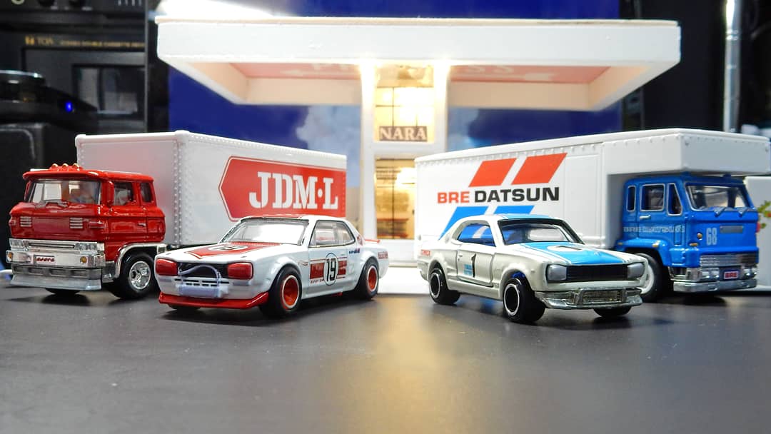 you_kun_jp's tweet photo. リサ店で買った #日産 #スカイライン HT 2000GT-R #レーシング #トミカ 組み立て工場第5弾(中央右)、1/62です。トランポの #ハコスカ と。
#2000GTR #tomica #nissan #skyline #GTR #kpgc10 #ホットウィール #サクラスプリンター #フリートフライヤー #チームトランスポート #hotwheels #HT2000GTX https://t.co/fUTeXNZweT