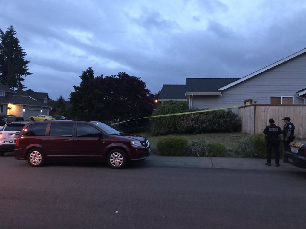 RanjiTVNews's tweet photo. Adult male &amp; toddler age child found dead in Maple Valley home says @kingcosoPIO investigators on scene now we are live @ 6AM @KIRO7Seattle https://t.co/cGm0gmI24u
