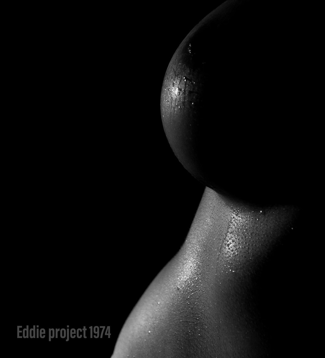 Eddieproject74's tweet photo. Zami, tells about the light and dark game. You are 🔝#zamirasappir #pose #actress #portrait #globe_people #artist #bravogreatphoto #shooting #stuning #theglimpsestudio #model #wowpics #instagramer #coolest #bravoportraits #coolmodel #breast #lightandshadow #nudeandwet #wet https://t.co/ec9cq872r3