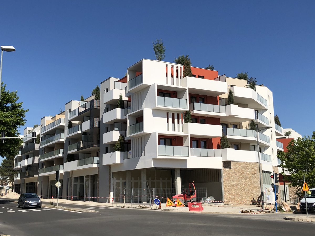 senioriales's tweet photo. Notre résidence @SenStJeanDVedas près de #Montpellier peaufine son ouverture prévue cet été ! La toiture et les balcons s'habillent d'oliviers centenaires 😍 Succès commercial déjà au rendez-vous avec @Bouygues_Immo ! ➕d'infos https://t.co/2lLj0FZQuH #immobilier #architecture https://t.co/bWeGZlf9I2