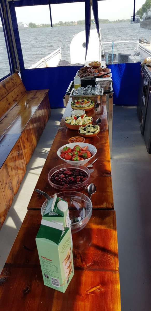 ☀️ Gisteren genoten onze gasten aan boord van 't Kamperschuitje van:
🍖 BBQ aan boord
🍹 Gekoelde drankjes uit onze bar
😎 Loungekussens op het dek
🎶 Lekkere deuntjes via onze geluidsset

Vanaf € 50,- per persoon, all-inclusive.

👉 rondvaartkampen.nl/bbq-boot-kampe…