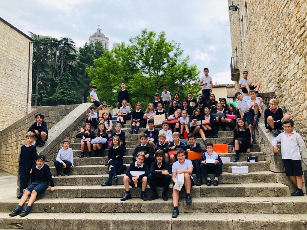 VedrunaGirona's tweet photo. A #4t ens apropem al nostre passat històric i al monestir de #SantPeredeGalligants! Ens hem posat a la pell dels #vitrallers, artesans que van jugar un paper molt important en la decoració de l’arquitectura dels #monestirs i #catedrals! 🎨 #intensament @VedrunaCat @macarqueologia https://t.co/tsXQ0K875l