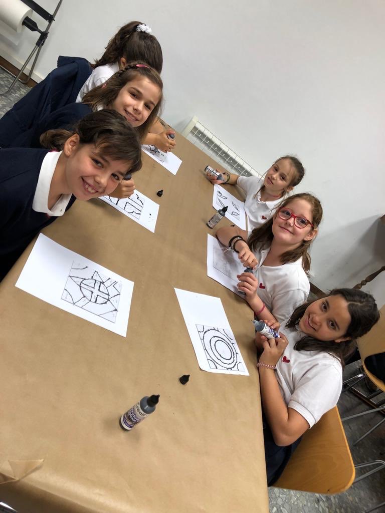 VedrunaGirona's tweet photo. A #4t ens apropem al nostre passat històric i al monestir de #SantPeredeGalligants! Ens hem posat a la pell dels #vitrallers, artesans que van jugar un paper molt important en la decoració de l’arquitectura dels #monestirs i #catedrals! 🎨 #intensament @VedrunaCat @macarqueologia https://t.co/tsXQ0K875l