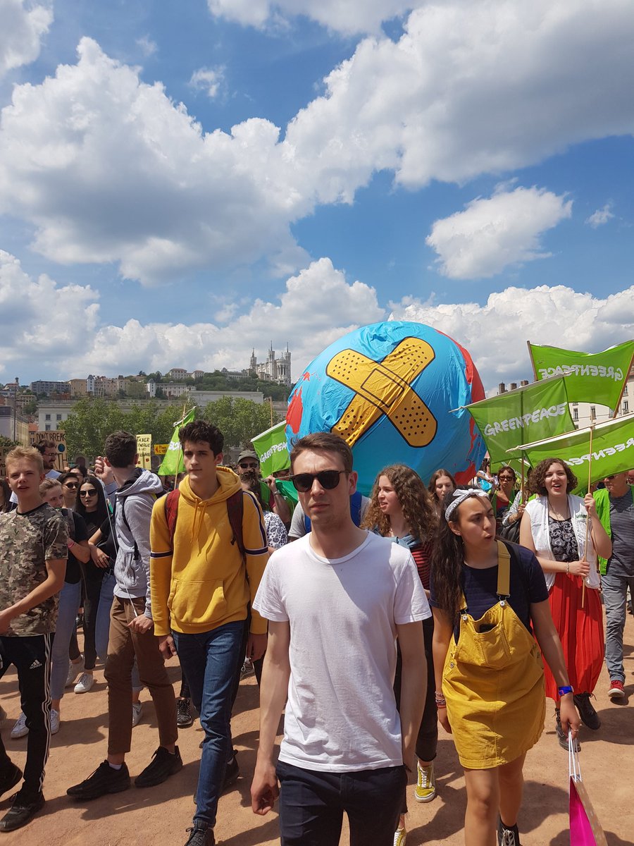 YouthfClimateLY's tweet photo. ⚠️ DIRECT 24 MAI : La manif est lancée ! Tout le monde est surmotivé, on part de Bellecour 💚😍
Plus chauds que le climat ??
#YouthForClimate #FridaysForFuture #Lyon #ClimateStrike https://t.co/h85HgBzFYg