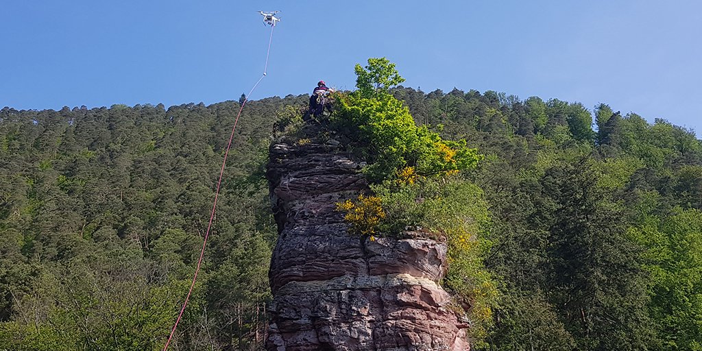 sdis67's tweet photo. [DRONE] Participation de l'équipe de télépilotes drone à la formation IMP2 pour des essais d'acheminement de cordage.
#Drone #GRIMP https://t.co/FCE6TFicKb