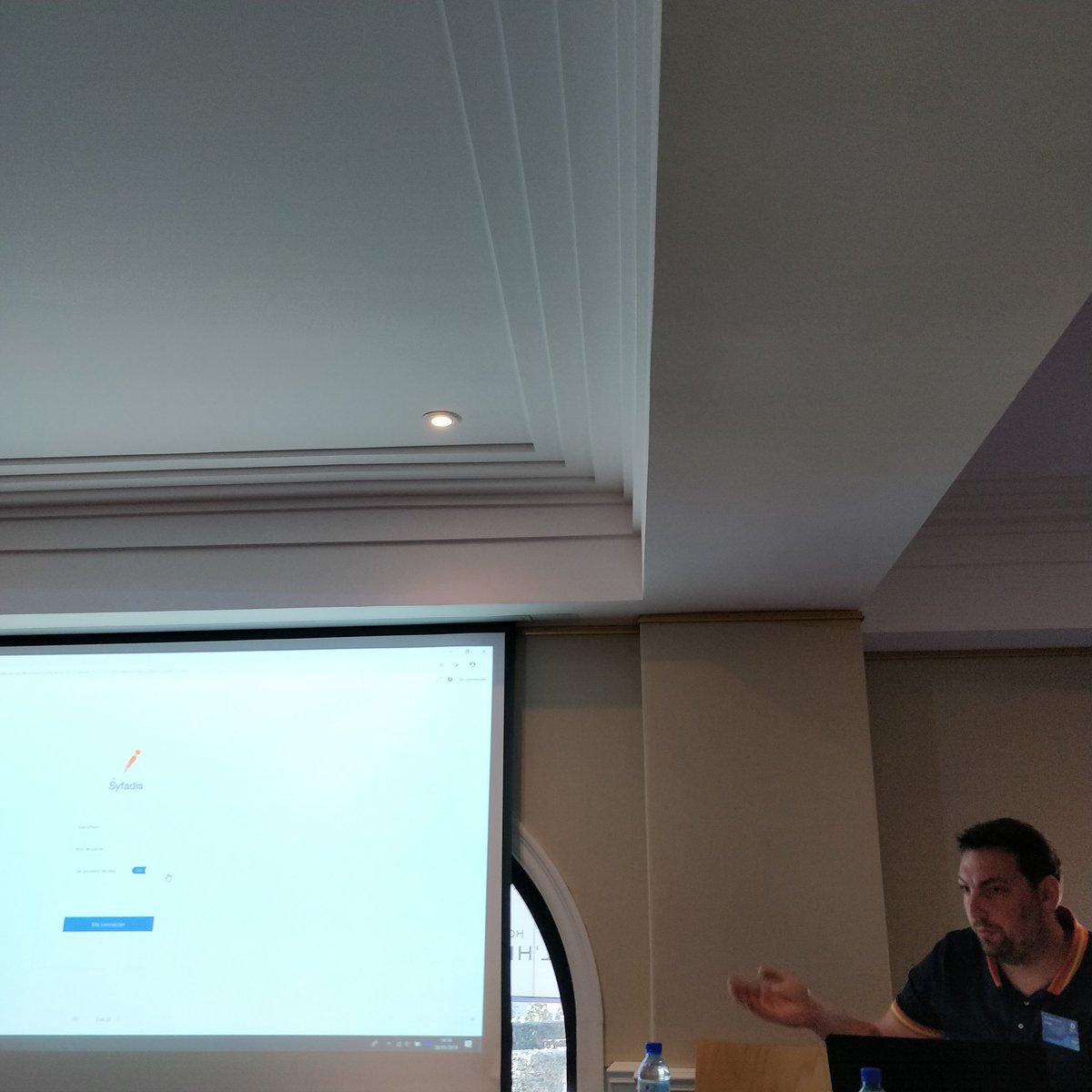 jlnrcdc's tweet photo. #ClubSyfadis #FutureOfWork

@atravest aborde l'expérience apprenant sur mobile... avec la future appli #Syfadis. 

Une nouvelle expérience unifiée entre le #LMS et l'application.

#Mobile #MobileLearning #Learning #Elearning #Formation #App #UX https://t.co/QI58Huk4hw