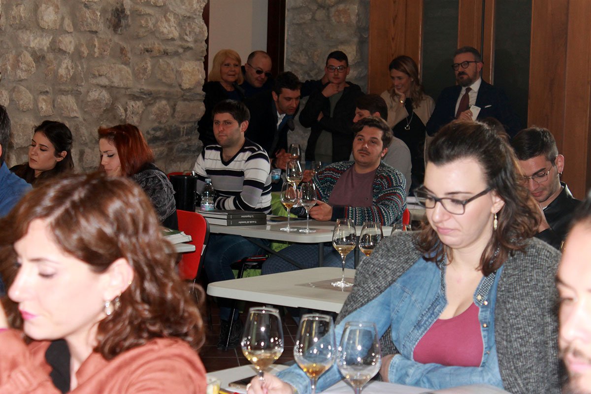 ErasmoMortaruol's tweet photo. Questa mattina a #TorreGusto con l'assessore @ChMarciani abbiamo incontrato i ragazzi del corso #IFTS della @Reg_Campania per la comunicazione e valorizzazione dei prodotti #vino e #olio. Bellissimo l’entusiasmo dei ragazzi che stanno vivendo un’esperienza di alta formazione! https://t.co/qDYWUHbbZW