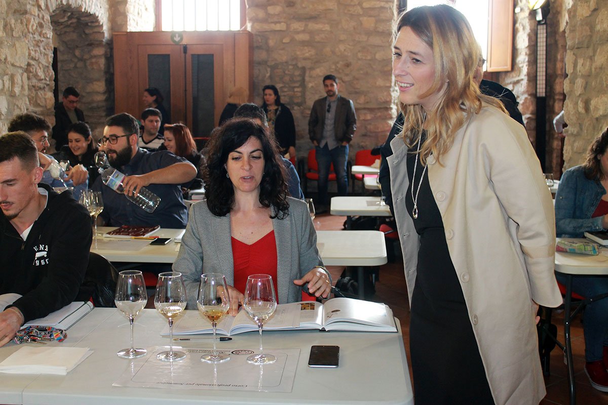 ErasmoMortaruol's tweet photo. Questa mattina a #TorreGusto con l'assessore @ChMarciani abbiamo incontrato i ragazzi del corso #IFTS della @Reg_Campania per la comunicazione e valorizzazione dei prodotti #vino e #olio. Bellissimo l’entusiasmo dei ragazzi che stanno vivendo un’esperienza di alta formazione! https://t.co/qDYWUHbbZW
