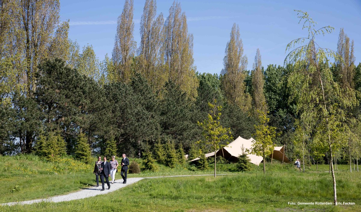 Stadsbeheer010's tweet photo. Een #begraafplaats is meer dan een laatste #rustplaats. Laat u komend weekend #rondleiden over onze begraafplaatsen van #Rotterdam tijdens het #WeekendvandeBegraafplaats. Hoor de #verhalen en geniet van #rust en de #natuur. Meer info: https://t.co/WomMF3B2oD https://t.co/RDxbj0Fn6B