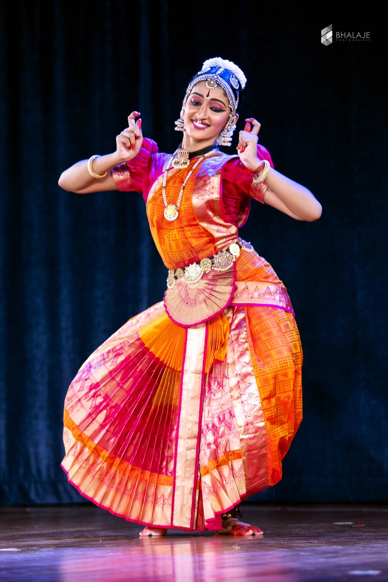 Bhalaje8's tweet photo. The dance recital enacted by Aparna commenced with floral offerings to the God of Dance. Her performance was solid and undoubtedly polished by her use of facial expression, eye movements and the gestures.
#Bharathanatyam #DancePhotography #BhalajePhotography #Bhalaje https://t.co/3voXBeeFAf