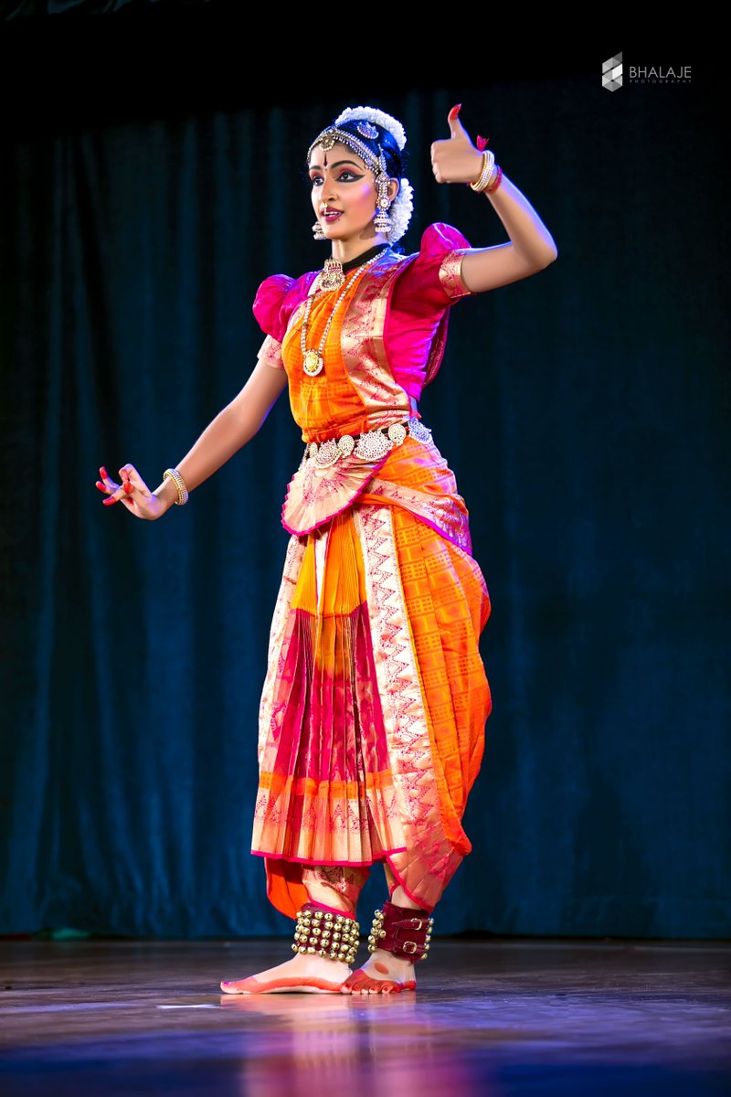 Bhalaje8's tweet photo. The dance recital enacted by Aparna commenced with floral offerings to the God of Dance. Her performance was solid and undoubtedly polished by her use of facial expression, eye movements and the gestures.
#Bharathanatyam #DancePhotography #BhalajePhotography #Bhalaje https://t.co/3voXBeeFAf