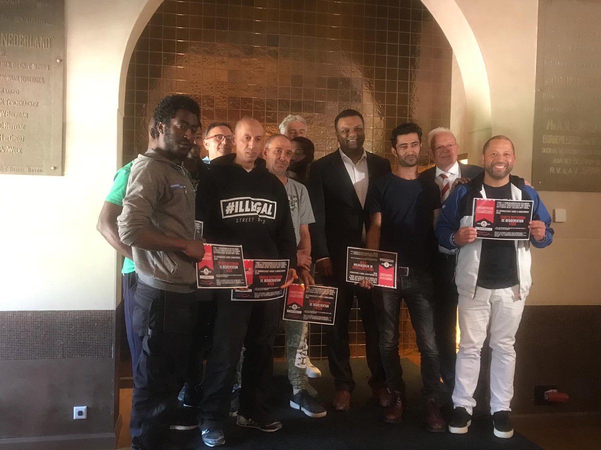 RichardMoti's tweet photo. Rotterdamse werkzoekenden en statushouders, die dankzij de @Sparta Banen Marsch en de #Beroepentuin een opleiding hebben gevolgd en voor wie nu een contract klaarligt. Fantastisch! #samendoorpakken #iedereendoetmee #werkwerkwerk https://t.co/FVrCVT1lVA