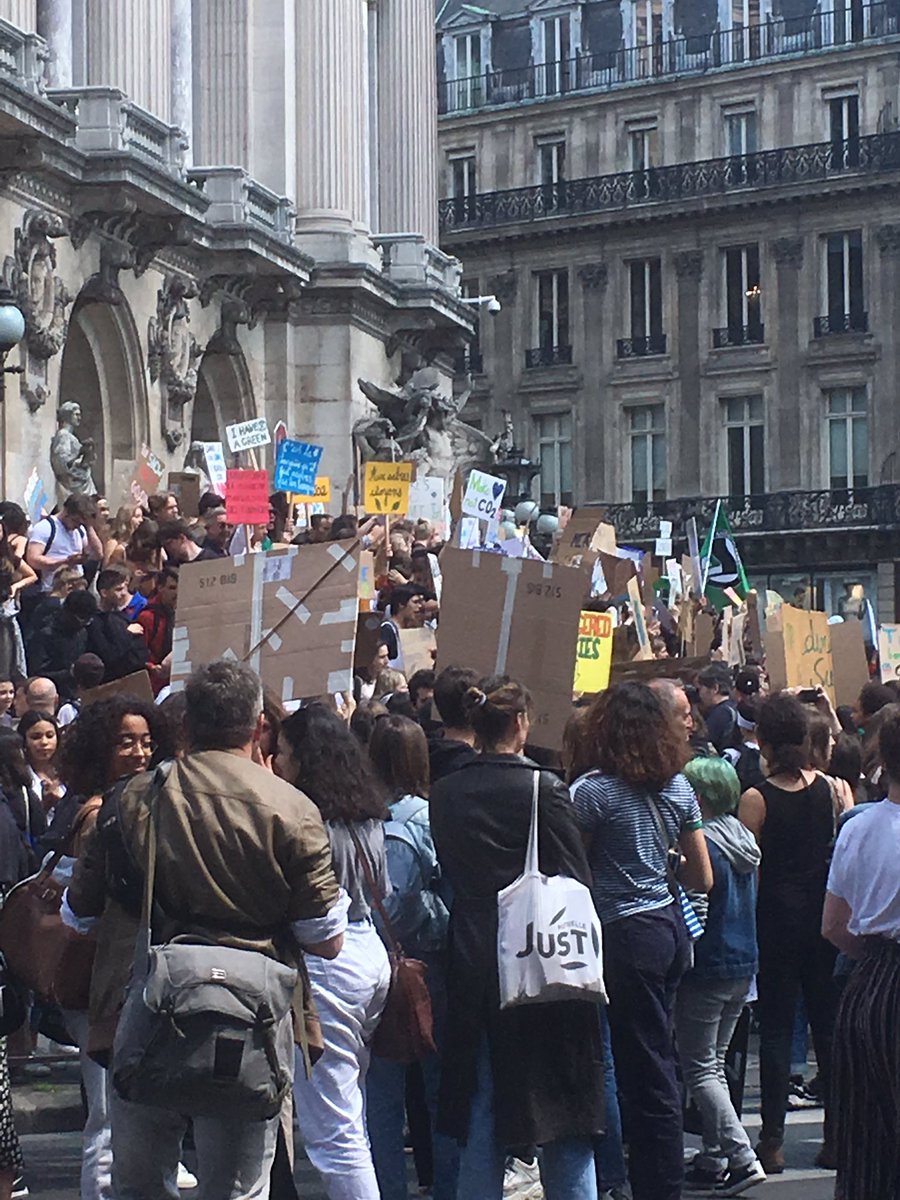 EuropeVive's tweet photo. « À quoi ça sert d’aller à l’école si vous ne faites pas vos devoirs, vous les parents, et qu’on pourra bientôt plus vivre sur la Terre ? » 
À Paris @benoithamon vient soutenir les jeunes en grève pour le #ClimateStrike
#AvecHamon #PrintempsEuropeen https://t.co/5naqenEbmM