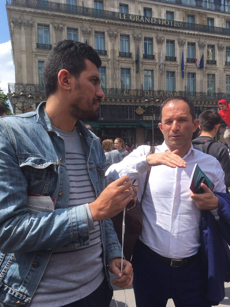 EuropeVive's tweet photo. « À quoi ça sert d’aller à l’école si vous ne faites pas vos devoirs, vous les parents, et qu’on pourra bientôt plus vivre sur la Terre ? » 
À Paris @benoithamon vient soutenir les jeunes en grève pour le #ClimateStrike
#AvecHamon #PrintempsEuropeen https://t.co/5naqenEbmM