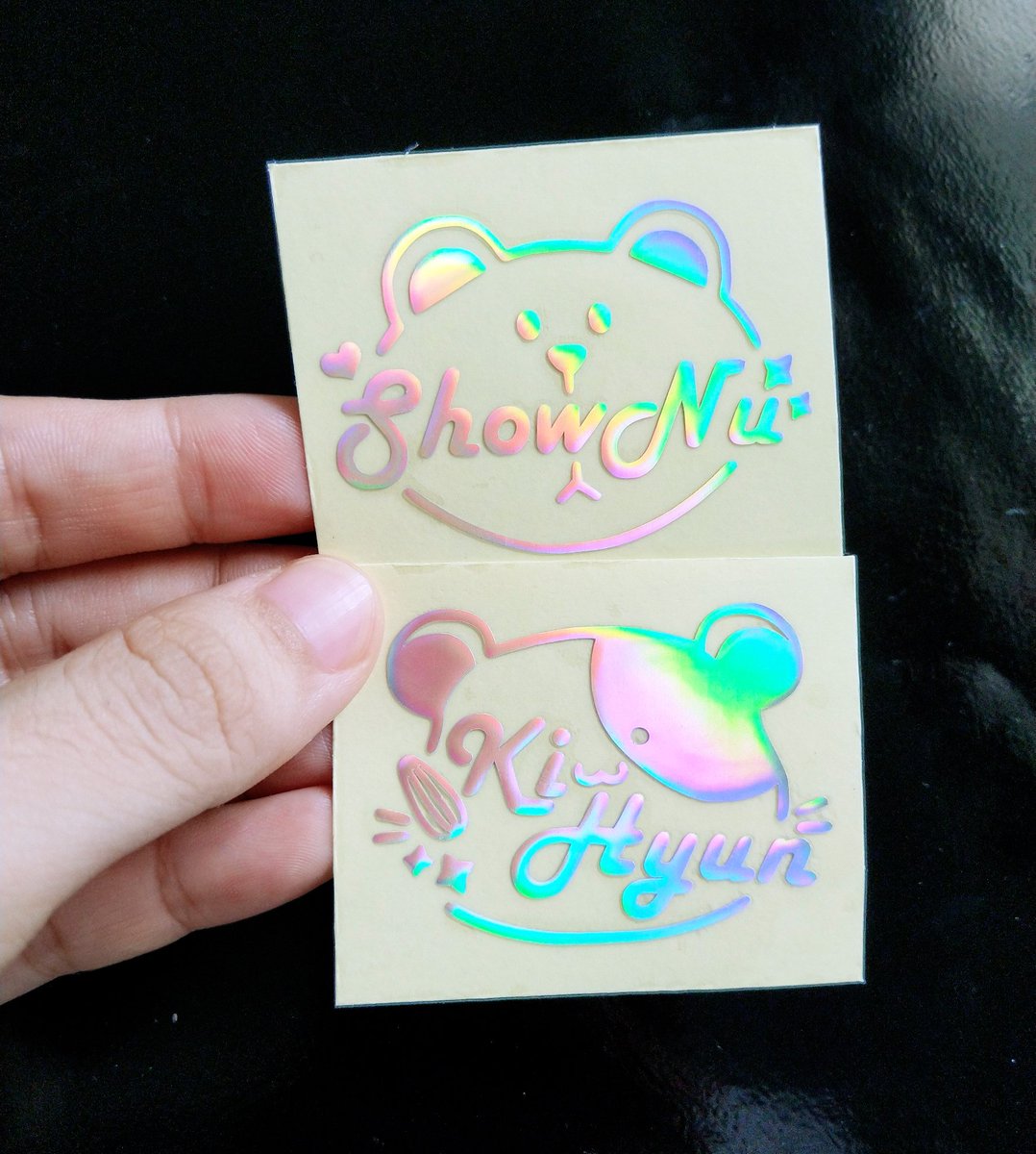TatLittleToo's tweet photo. 🌸#TatLittleTooUpdate 🌸
❥ลาย Sticker Hologram ที่จะนำไปขายหน้าคอน
❥แผ่นละ20B พื้นใสไม่ไดคัท (วันจริงทางร้านจะตัดไดคัทด้วยมือให้นะคะเพื่อสะดวกในการนำไปใช้งาน)
❥สตกสามารถนำไปติดแท่งไฟ/ติดประดับ ดูรูปเพิ่มเติมต่อเม้นด้านล่าง
#MonstaXWeAreHereinBKK
#MonstaXWorldTourinBKK2019 https://t.co/5WMX5xkZiI