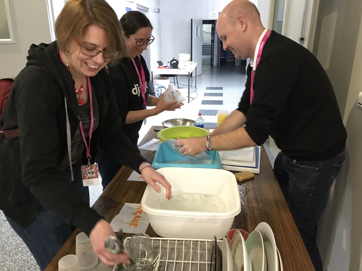 lellexindo's tweet image. Merci @Nico3333fr et @CarineReignault pour la vaisselle ! C’est aussi ça l’esprit #SudWeb !