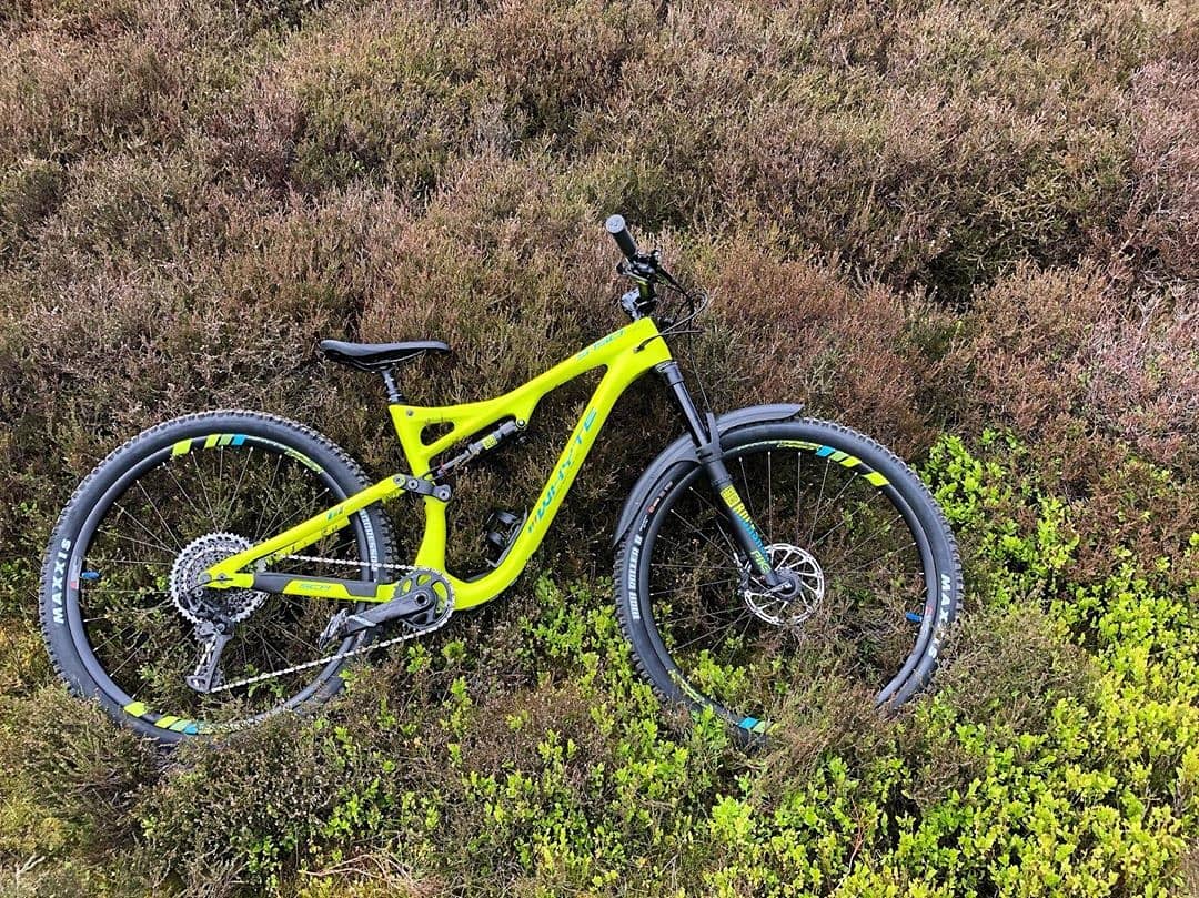 MuckyNutz's tweet photo. @gonemountainbiking out with the #MugGuard Long 🍻
-
-
#MuckyNutz #Fenders #Mudguards #MTB #MountainBike #MountainBiking #Cycling #Cycle #Bicycle #Trails #Freeride #Downhill #DH #DHMTB #EnduroMTB #XC #CrossCountry #XCMTB #Mud #Dirt #Race #Guard #Laps #Fitness #WhyteBikes https://t.co/jwTAza7ClA