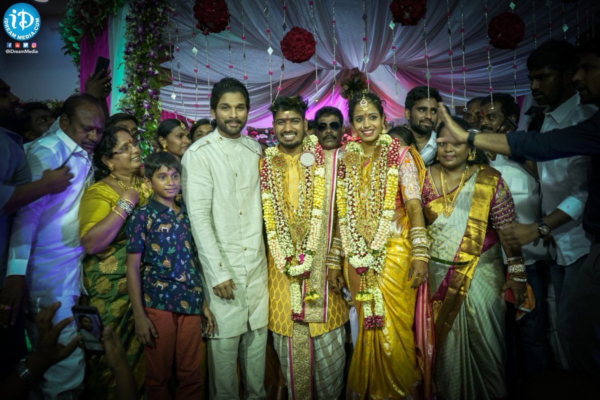 iDreamMedia's tweet photo. #StylishStar @alluarjun has attended Asst.Choreographer #Sirish's wedding and conveyed his best wishes to the couple!!

#AlluArjun #iDreamMedia

Subscribe to https://t.co/dOHgmd4Ghp https://t.co/wIUZ35zjES