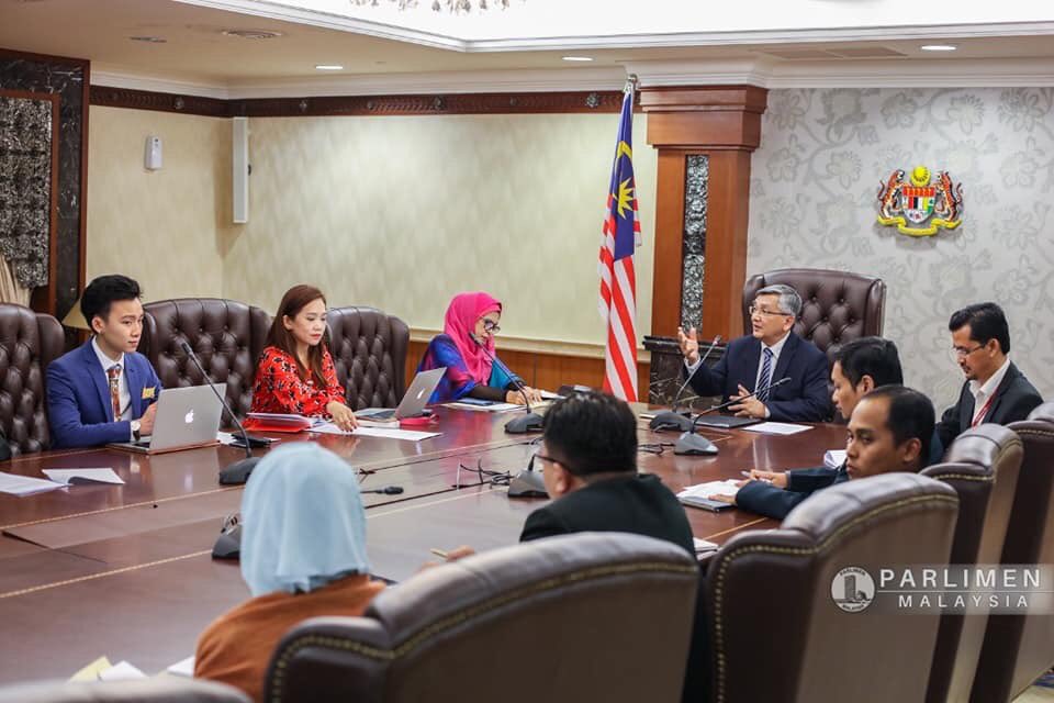 MYParlimen's tweet image. Turut hadir adalah YBhg. Datuk Roosme binti Hamzah, Setiausaha Dewan Rakyat, Setiausaha-setiausaha Bahagian serta Pegawai-pegawai Kanan Parlimen Malaysia. 

📷 Parlimen Malaysia | Julie Aziah

#ypdr
#parlimenmalaysia
#parliamentofmalaysia
#60tahunparlimenmalaysia