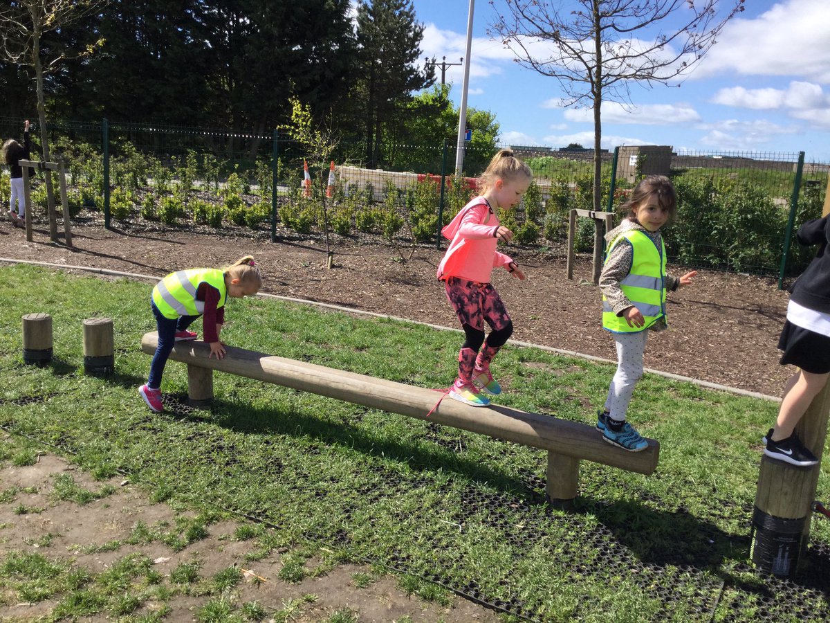 SchoolHillside1's tweet photo. More fun playing in the playground with P1KP this morning. Hedgehogs and Badgers class. Making transition fun! #Energeticfun #makingfriends https://t.co/wQ7yimhL4x