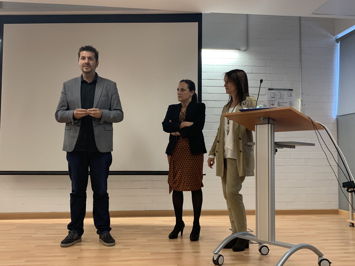 macagalvezh's tweet photo. Emotivo cierre de la coordinadora y directores de #MasterHumanización @HUMANIZALAUCI @UniBarcelona @UB_IL3 #esperanza #futuro #humanización #universidad Gracias!!!!!! 😍🙌🏻🙌🏻 https://t.co/WnXlrHkUJV
